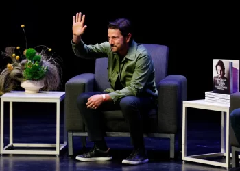 Diego Luna recibe premio en Guadalajara y reafirma su compromiso con México