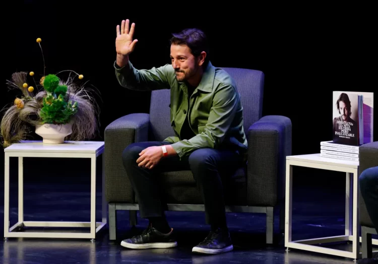 Diego Luna recibe premio en Guadalajara y reafirma su compromiso con México