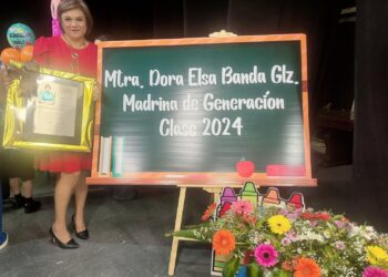 Reconocen trayectoria y vocación de la maestra Dora Elsa Banda González