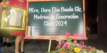 Reconocen trayectoria y vocación de la maestra Dora Elsa Banda González