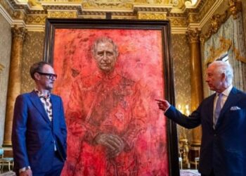 Activistas animalistas vandalizan retrato del Rey Carlos III en Londres