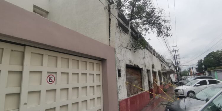 Acordonan edificio frente a Palacio de Gobierno en Cd. Victoria por riesgo de colapso