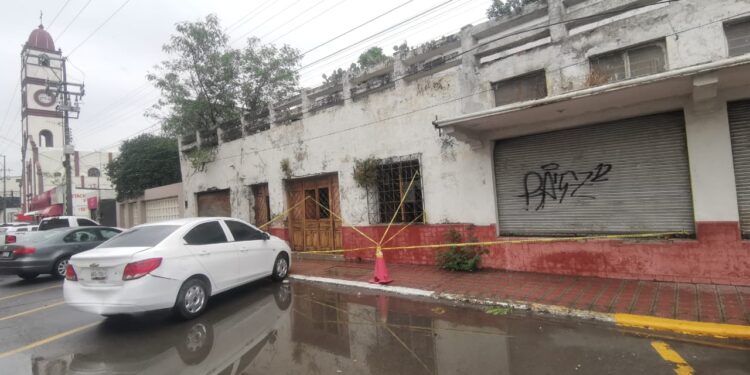 Acordonan edificio frente a Palacio de Gobierno en Cd. Victoria por riesgo de colapso
