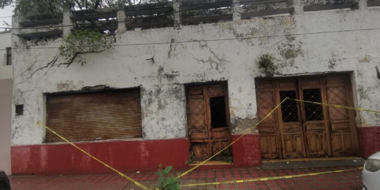Acordonan edificio frente a Palacio de Gobierno en Cd. Victoria por riesgo de colapso