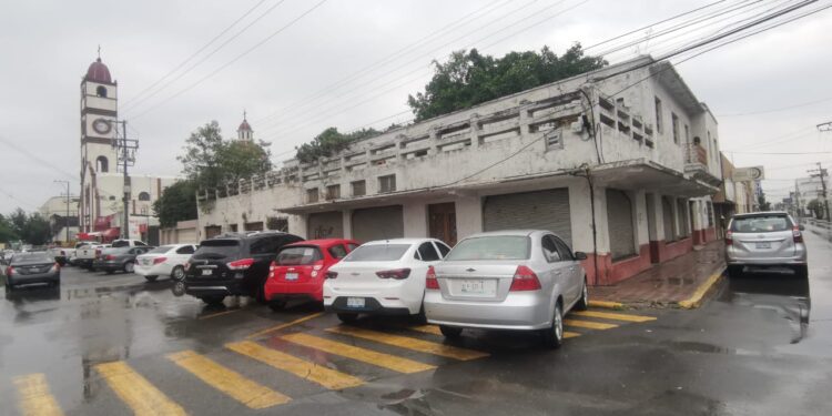 Acordonan edificio frente a Palacio de Gobierno en Cd. Victoria por riesgo de colapso