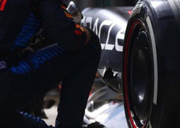 Dificultades en Austria: Checo Pérez termina con auto dañado