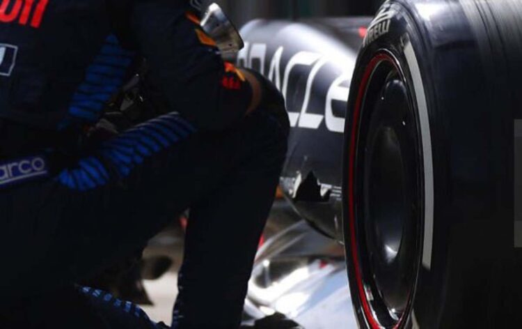 Dificultades en Austria: Checo Pérez termina con auto dañado