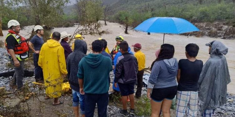 Rescatan a cuatro personas atrapadas por creciente del río Chihue