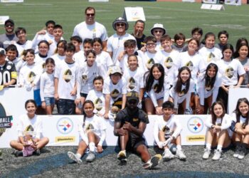 Leyendas de Steelers visitan México para impartir curso de futbol americano a niños