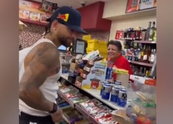 Maluma es captado comprando cerveza en tienda de conveniencia en Monterrey