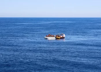 Tragedia en el Mediterráneo: desaparecen 26 niños en naufragio cerca de Italia