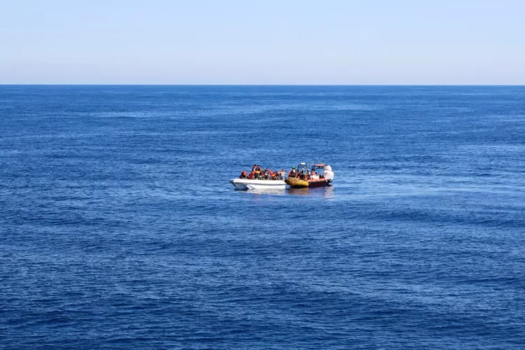 Tragedia en el Mediterráneo: desaparecen 26 niños en naufragio cerca de Italia