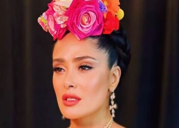 Salma Hayek celebra triunfo de Sheinbaum como presidenta de México