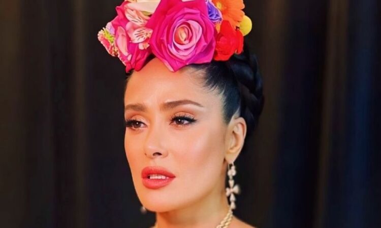 Salma Hayek celebra triunfo de Sheinbaum como presidenta de México