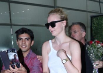 Porta Sophie Turner supuesto anillo de compromiso