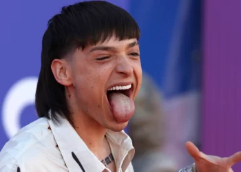 Peso Pluma se opera tras fracturarse el pie en un show