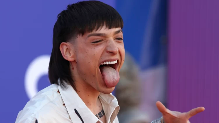 Peso Pluma se opera tras fracturarse el pie en un show