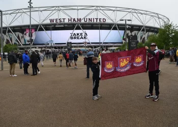 Diversión y preparación en Londres previo al juego Mets-Filis