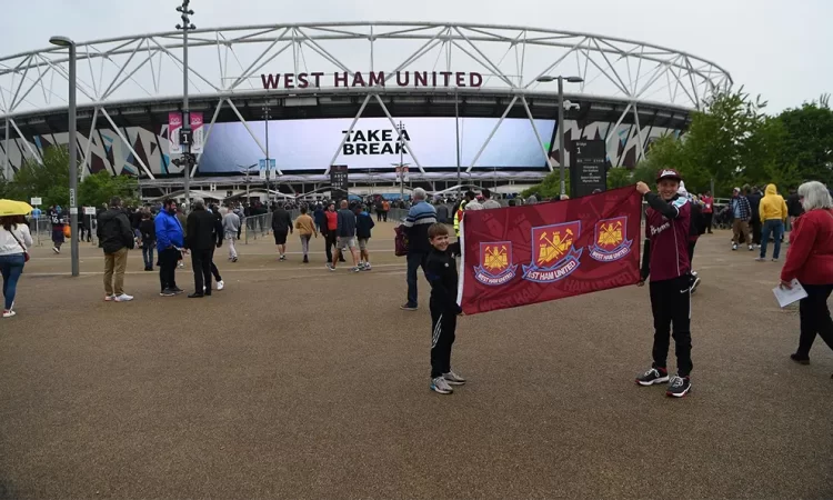 Diversión y preparación en Londres previo al juego Mets-Filis
