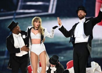 Taylor Swift invita a Travis Kelce al escenario en Wembley