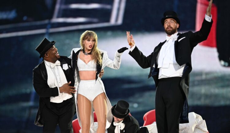 Taylor Swift invita a Travis Kelce al escenario en Wembley