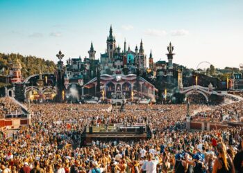 Tomorrowland 2024: Ambiente mágico y vibrante