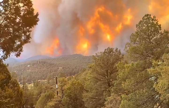 Ruidoso en Nuevo México evacuado por fuego forestal