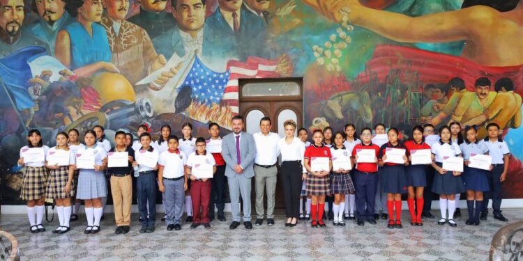 Sesionan alumnos de Victoria como Presidente y Regidores por un Día en Cabildo local.