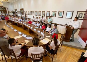 Sesionan alumnos de Victoria como Presidente y Regidores por un Día en Cabildo local.