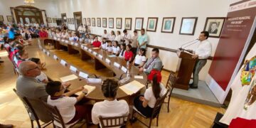 Sesionan alumnos de Victoria como Presidente y Regidores por un Día en Cabildo local.