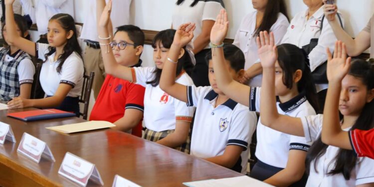 Sesionan alumnos de Victoria como Presidente y Regidores por un Día en Cabildo local.