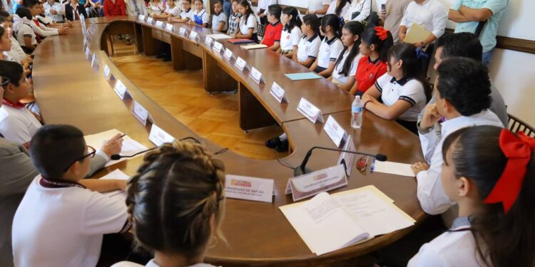 Sesionan alumnos de Victoria como Presidente y Regidores por un Día en Cabildo local.