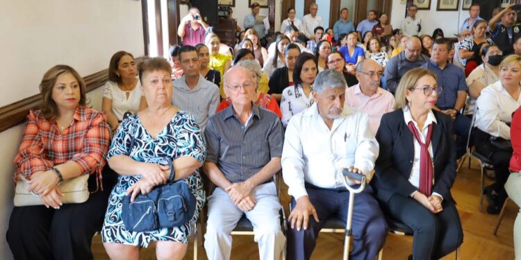 Sesionan alumnos de Victoria como Presidente y Regidores por un Día en Cabildo local.