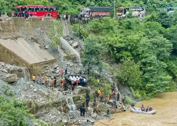 Deslave arrastra autobuses en Nepal; hay 63 desaparecidos