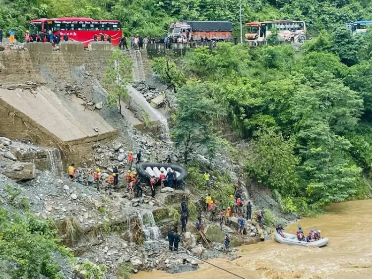 Deslave arrastra autobuses en Nepal; hay 63 desaparecidos