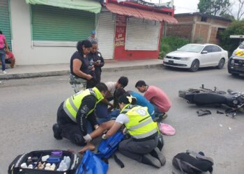 Se fractura pierna motocicleta al estrellarse con camioneta.