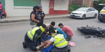 Se fractura pierna motocicleta al estrellarse con camioneta.