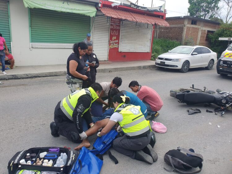 Se fractura pierna motocicleta al estrellarse con camioneta.