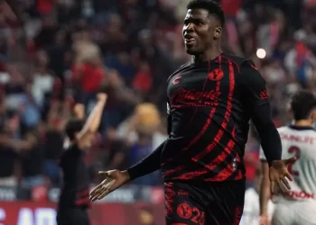 Xolos vence 4-2 a Chivas en partido plagado de polémica arbitral