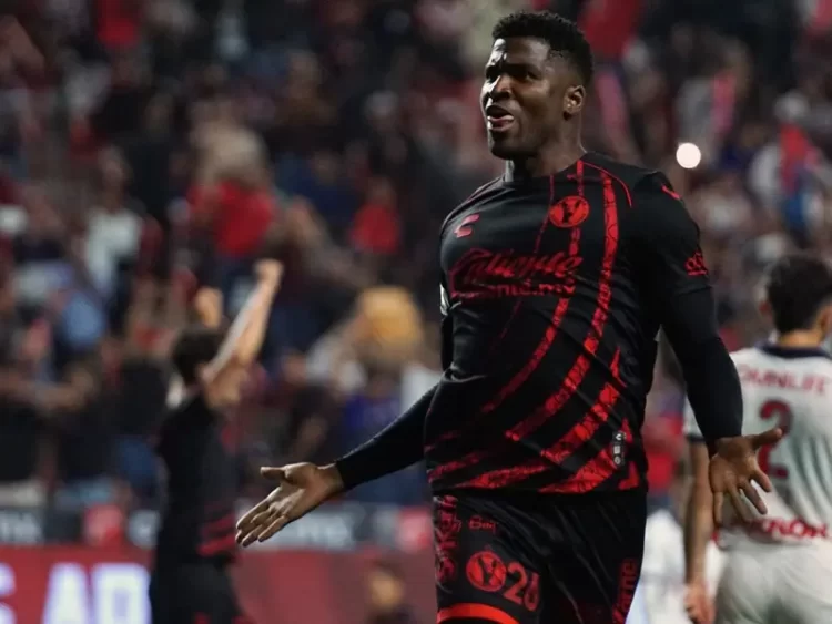 Xolos vence 4-2 a Chivas en partido plagado de polémica arbitral