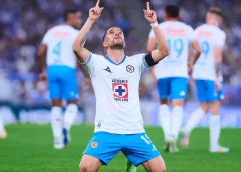 La Máquina de Cruz Azul golea 4-0 a Rayados de Monterrey y toma liderato