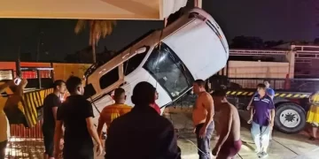 Caen 7 estudiantes al río Coatzacoalcos y mueren ahogados en fin de cursos