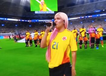 Karol G canta el Himno Nacional de Colombia en la final de la Copa América