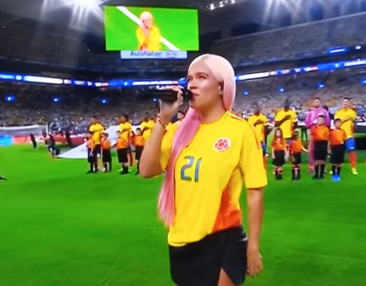 Karol G canta el Himno Nacional de Colombia en la final de la Copa América