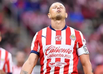 Inicio complicado para Chicharito: Falla clave y abucheos en el estadio