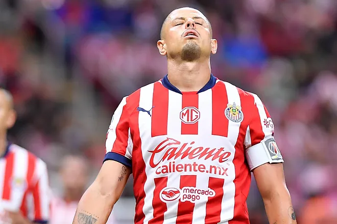 Inicio complicado para Chicharito: Falla clave y abucheos en el estadio