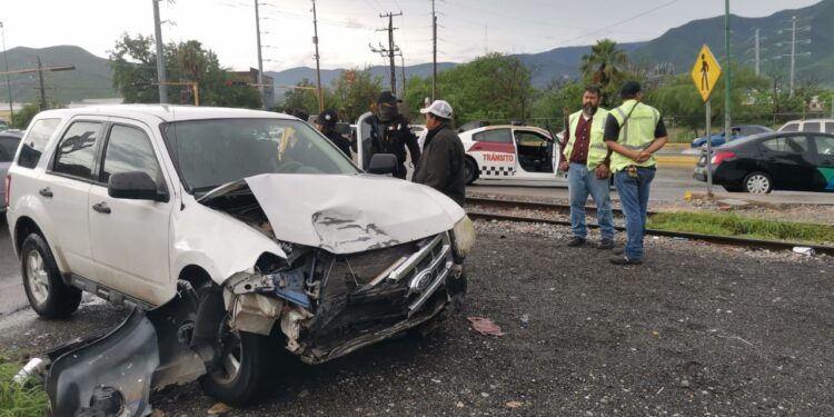Mujer ilesa al ser impactado su auto por tren en crucero de Tamatán en Cd. Victoria