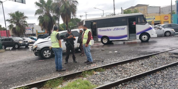 Mujer ilesa al ser impactado su auto por tren en crucero de Tamatán en Cd. Victoria