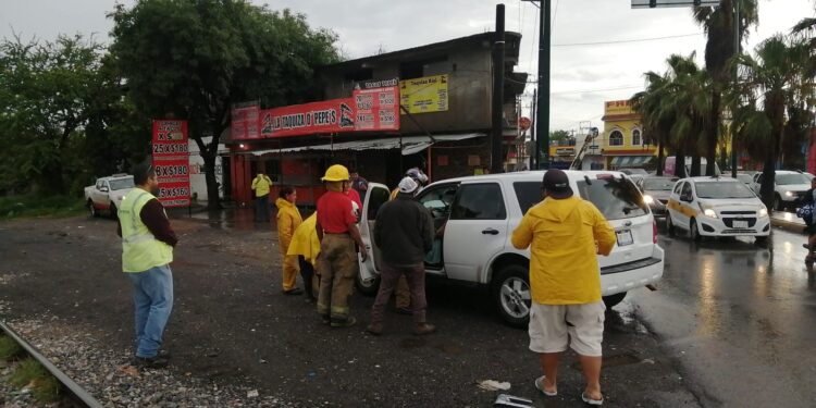 Mujer ilesa al ser impactado su auto por tren en crucero de Tamatán en Cd. Victoria