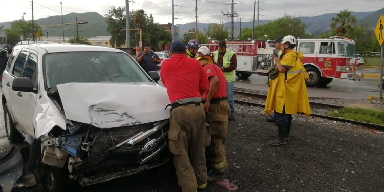 Mujer ilesa al ser impactado su auto por tren en crucero de Tamatán en Cd. Victoria